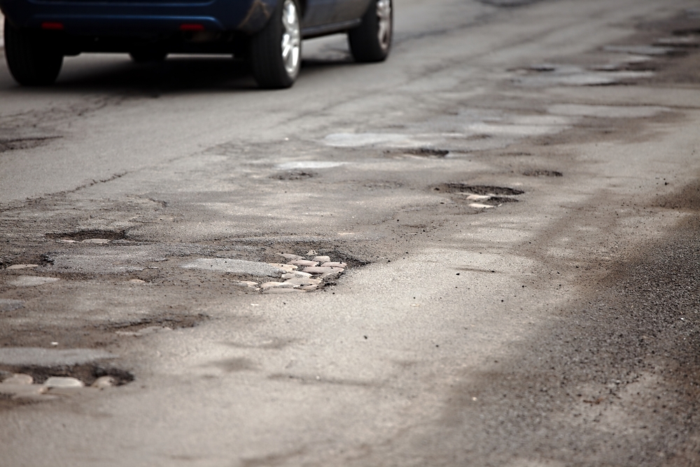 putten in wegdek schade band velg put weg straat